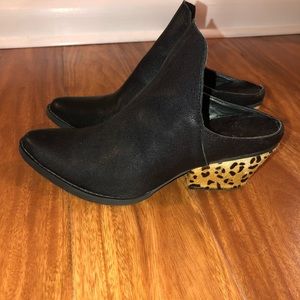 Mules with leopard heel